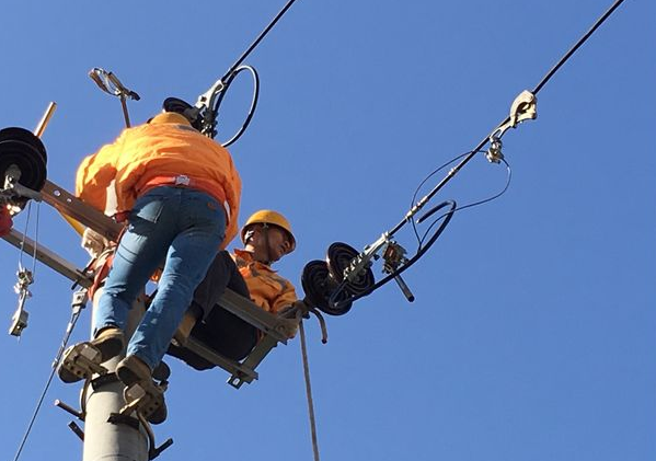 羞羞网站免费看鋁合金卡線器在電纜架設上的應用